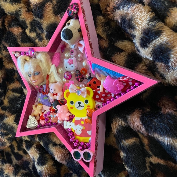 ⭐️ 1990s Condensed Nostalgia Wood Star Collage Wall Hanging - Picture 4 of 5
